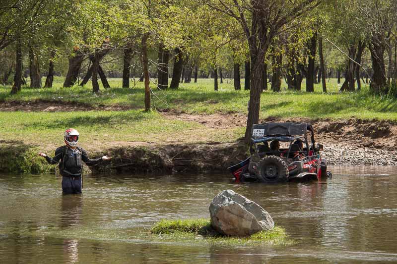 buggy stuck in river buggy stuck in river